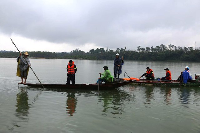 Lực lượng cứu hộ cứu nạn tìm kiếm ông Phú trên sông Lam. Ảnh: Hữu Hoàn.