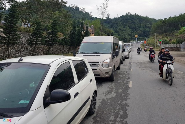 Sáng nay, nếu bất kỳ du khách nào đi ôtô xuất phát từ chùa Trình vào khu di tích Yên Tử với quãng đường 16 km, họ phải mất ít nhất 3 giờ mới thoát khỏi những đoạn ùn tắc.