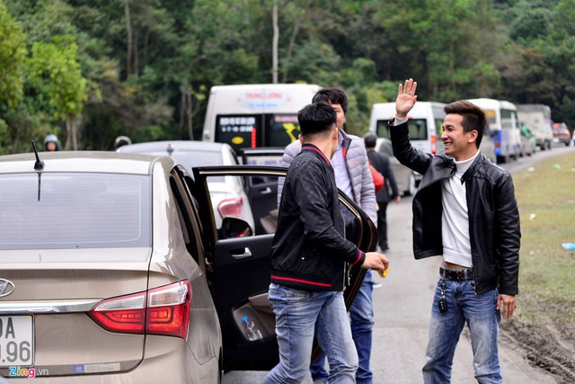 Nhóm thanh niên đến từ Hưng Yên chờ quá lâu một vị trí nên xuống xe vui đùa. Họ cho biết sẽ đánh xe vào hai bên vỉa hè đến khi nào hết ùn tắc mới tiếp tục di chuyển.