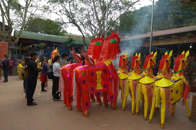 
Làm lễ ở Đền Củi
