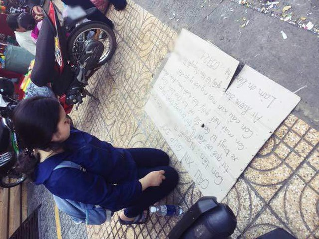 Hình ảnh cô nữ sinh quỳ gối bên đường mang theo tâm bảng mong nhận lại giấy tờ tùy thân sau khi bị cướp giật ví trên xe buýt được lan truyền trên mạng xã hội, gây xúc động nhiều người...