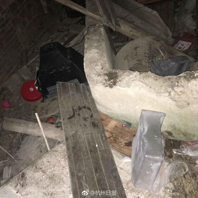 Đống đổ n&aacute;t b&ecirc;n trong căn nh&agrave;.