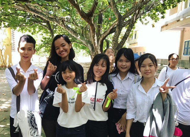 T&ocirc;n Nữ c&ugrave;ng c&aacute;c học sinh tr&ecirc;n đảo L&yacute; Sơn. Ảnh: NVCC.