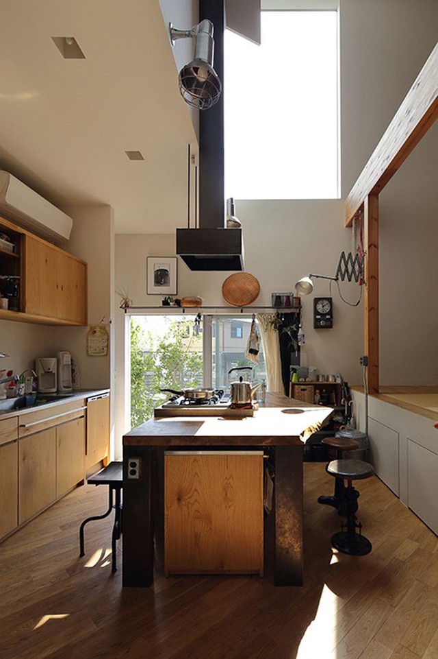 Một giếng trời cỡ lớn được xây dựng ở trên đỉnh của phòng bếp, giúp đón không gian và ánh sáng tự nhiên vào nhà.