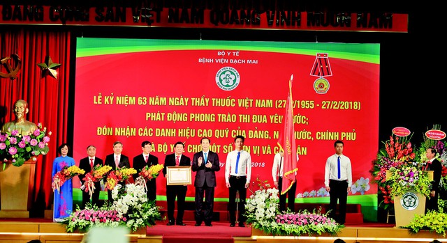 
Chủ tịch nước Trần Đại Quang trao Huân chương Lao động hạng Nhì lần thứ hai cho Bệnh viện Bạch Mai.     Ảnh: T.A
