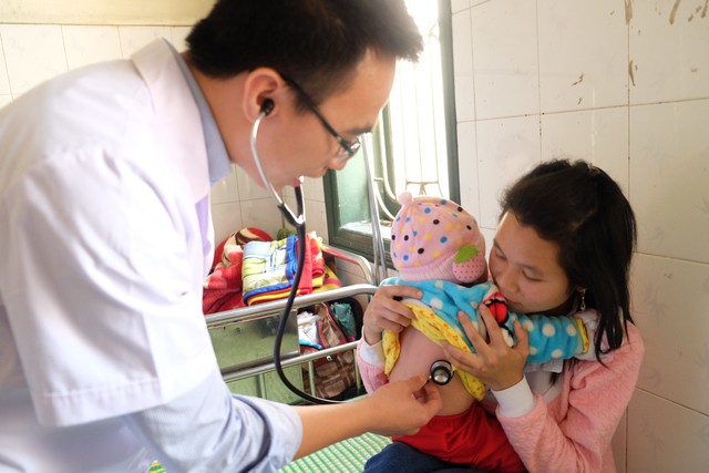 
BS Phạm Văn Tuấn khám cho bệnh nhân tại Trung tâm Y tế huyện Ba Bể.
