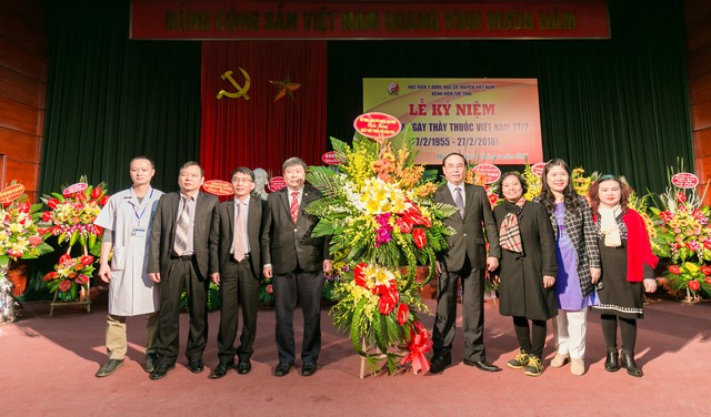 
Nhân kỷ niệm Ngày Thầy thuốc Việt Nam, tập thể cán bộ, y, bác sĩ của Học viện đã vinh dự được nhận lẵng hoa chúc mừng của Thủ tướng Chính phủ Nguyễn Xuân Phúc.
