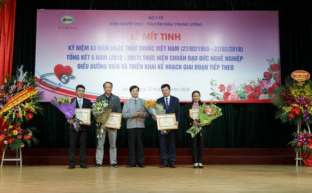 
Ông Phạm Đức Mục - Chủ tịch Hội Điều dưỡng Việt Nam trao tặng Bằng khen Hội điều dưỡng Việt Nam cho tập thể Chi hội Điều dưỡng Viện Huyết học-Truyền máu Trung ương và 4 cá nhân của Viện này.
