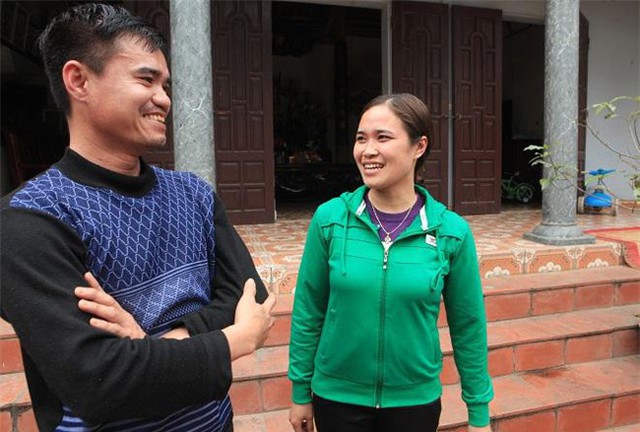 Năm nay, vợ chồng anh Chiến, chị Huyền được lựa chọn. Đ&acirc;y l&agrave; năm thứ 3 li&ecirc;n tiếp 2 vợ chồng anh chị được d&acirc;n l&agrave;ng ưu &aacute;i để diễn tr&ograve; &ldquo;t&igrave;nh phộc&rdquo;.