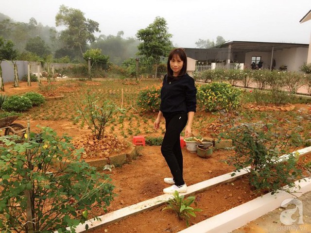 Chị Quyên dành nhiều thời gian và tâm huyết cho khu vườn của gia đình mình.