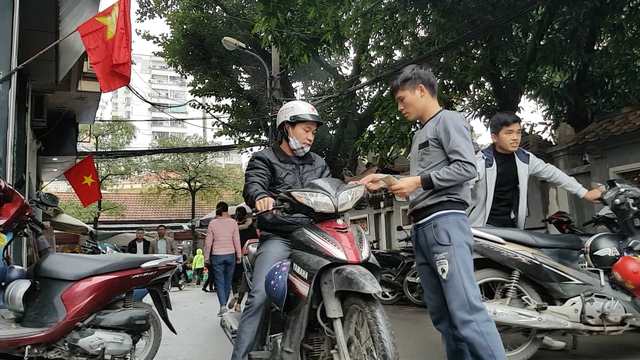 
Điểm trông giữ xe tại phố Chùa Hà, Cầu Giấy, Hà Nội thu mức 5.000 đồng/xe/lượt.     Ảnh: B. Loan
