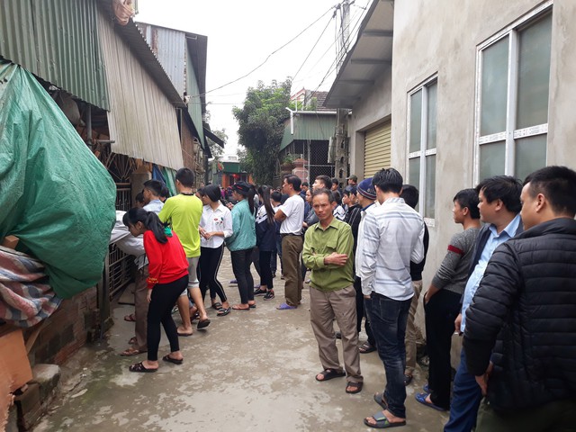 Nhà ông Lộc chật kín người dân hiếu kỳ tới xem