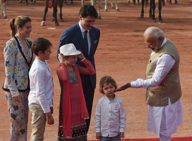 Ông Trudeau bắt đầu thăm Ấn Độ vào đầu tuần trước cùng phu nhân Sophie Gregoire và các con là Xavier, 10 tuổi, Ella-Grace, 9 tuổi và Hadrien, 3 tuổi. Cậu con trai út gây ấn tượng bởi khuôn mặt bầu bĩnh, mái tóc xoăn vàng và đặc biệt là sự hồn nhiên, nghịch ngợm đúng lứa tuổi của mình.