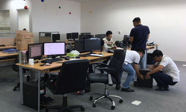 
Công an khám xét nơi làm việc của Khéo
