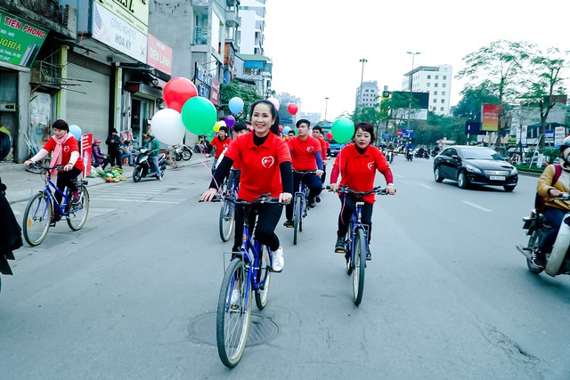 
Đoàn đi qua nhiều tuyến phố chính của Hà Nội để tuyên truyền, nâng cao ý thức cộng đồng về phòng tránh cũng như hiểu đúng về bệnh ung thư

