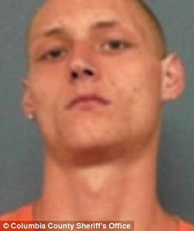 Erica Shryock, 19 tuổi, và Charles Elliot, 18 tuổi, đã bị bỏ tù sau khi nhận tội lạm dụng trẻ em, để chuột cắn hơn 100 nhát trên cơ thể đứa trẻ sơ sinh do chính hai người sinh ra.