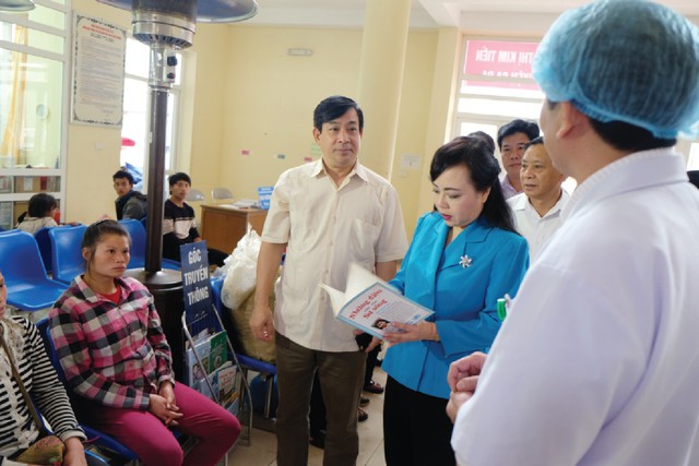
Bộ trưởng Nguyễn Thị Kim Tiến thăm, tặng quà nạn nhân lũ lụt tại bệnh viện đa khoa Nghĩa Lộ (Yên Bái)
