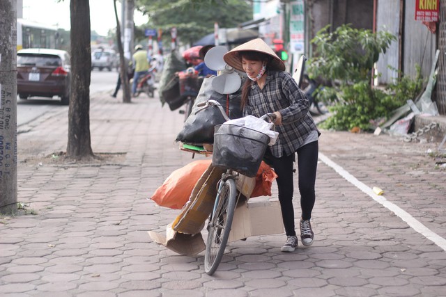 
Những lúc rảnh rỗi, Cúc lại rong ruổi khắp ngõ ngách Hà Nội thu lượm đồng nát. ảnh : P.V
