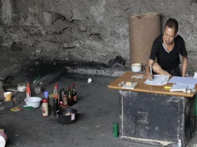 Wang đơn độc sống dưới gầm một cây cầu ở Trùng Khánh.