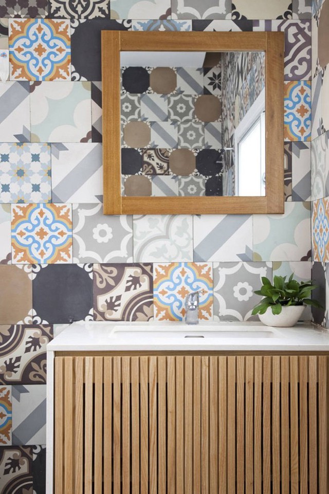 Phòng vệ sinh được trang trí bằng gạch bông độc đáo