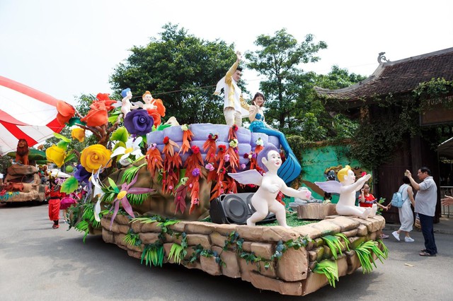 Diễu h&agrave;nh Carnival Xứ sở thần ti&ecirc;n lu&ocirc;n được c&aacute;c bạn nhỏ đ&oacute;n chờ