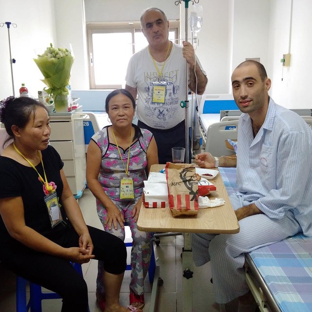 
Thầy giáo Eldeniz trong thời gian điều trị tại Việt Nam. Ảnh: Vệnh viện cung cấp
