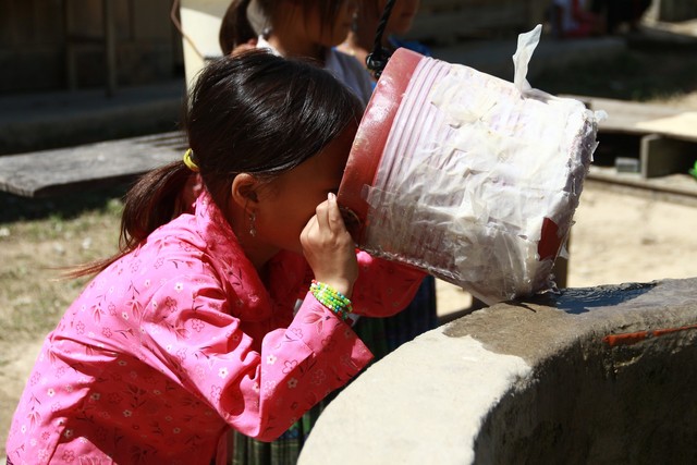 
Do thiếu nước sạch nên học sinh phải uống nước giếng. ảnh : Đặng Huy

