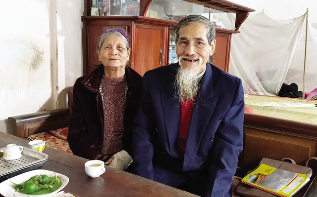 
Ông Nguyễn Đình Thiết bên vợ cùng 75 tuổi. Ảnh: Nhật Tân

