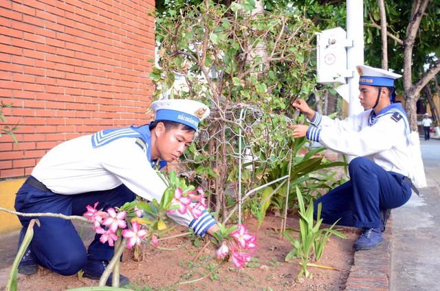 
Những người lính đang chăm sóc hoa trên đảo Trường Sa.
