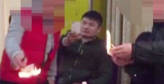 Hai người đ&agrave;n &ocirc;ng đốt tiền giữa b&agrave;n tiệc.