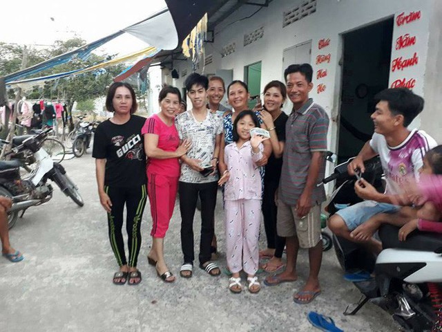 Anh Sang chụp ảnh kỉ niệm c&ugrave;ng đ&ocirc;i vợ chồng lương thiện v&agrave; b&agrave; con x&oacute;m trọ.