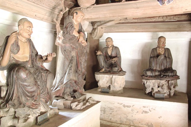 
Tổng thể chùa còn trên 60 bức tượng cổ.Ảnh: T.G
