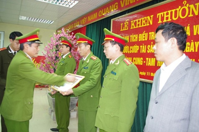 
Lãnh đạo Công an TP Hà Nội khen thưởng đối với thành tích phá vụ án giết người cướp tài sản giáp Tết Tân Tỵ. (ảnh do cơ quan công an cung cấp).
