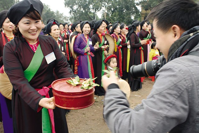 
Mời trầu khách quan họ.    
