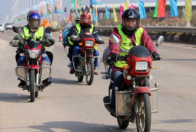 Đội qu&acirc;n xe m&aacute;y l&ecirc;n đường về qu&ecirc; ăn Tết (ảnh: QQ)