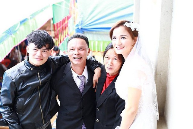 
Hậu Nguyễn trong ngày cưới cùng với bố mẹ và em trai.
