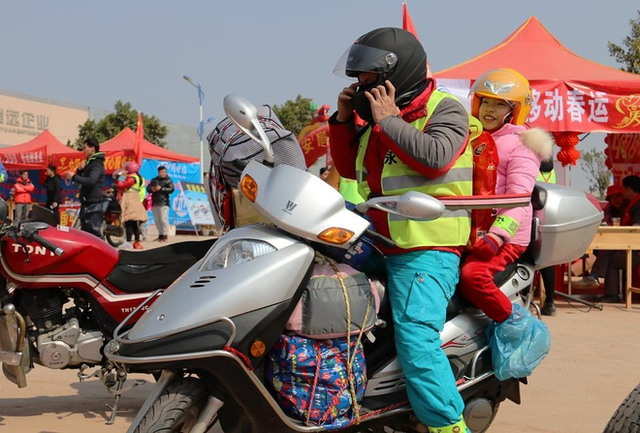Anh Phạm buộc con g&aacute;i 9 tuổi sau lưng để đảm bảo an to&agrave;n suốt chặng đường (ảnh: QQ)