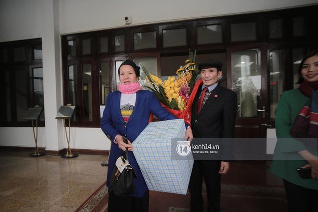 Bố mẹ Tiến Dũng - Tiến Dụng có mặt tại UBND tỉnh Thanh Hóa đón 2 con - Ảnh: Mai Lân