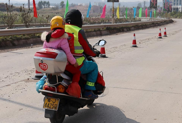 Sau khi nghỉ ngơi v&agrave; l&agrave;m ấm cơ thể, 2 bố con tiếp tục l&ecirc;n đường (ảnh: QQ)