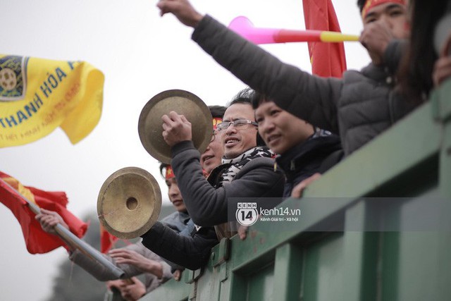 Người dân Thanh Hóa mang theo cờ, trống chiêng ra Dốc Xây chờ đón các cầu thủ - Ảnh: Mai Lân