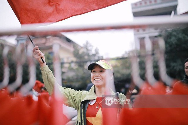 Mọi người đang rất h&aacute;o hức chờ đợi để đ&oacute;n c&aacute;c cầu thủ trở về sau khi gi&agrave;nh được huy chương bạc giải U23 Ch&acirc;u &Aacute;. Ảnh: Mai L&acirc;n