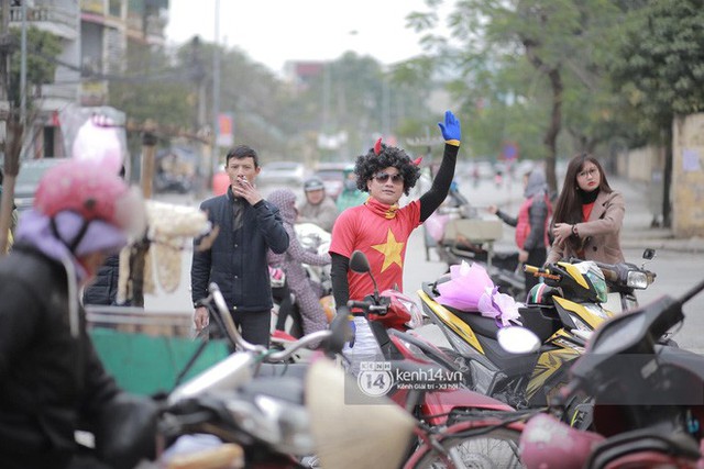 Sáng nay, nhiều người hâm mộ tại Thanh Hóa đã có mặt từ khá sớm mang heo băng rôn khẩu hiệu để đón 3 cầu thủ U23 Việt Nam trở về.  Ảnh Mai Lân