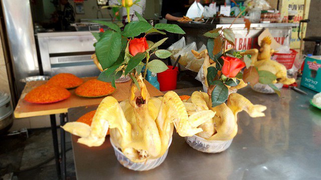 G&agrave; buộc c&aacute;nh ti&ecirc;n, cắm hoa hồng b&agrave; Lanh chuẩn bị cho kh&aacute;ch. Ảnh: Nhật Linh