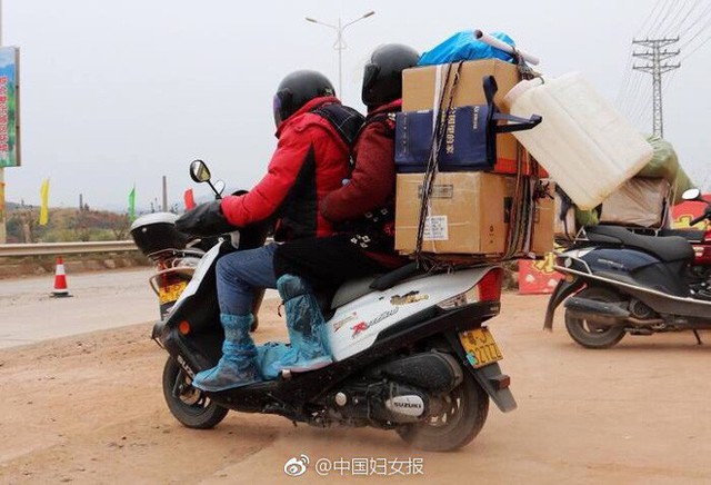 B&agrave; l&atilde;o 70 tuổi n&agrave;y cũng sẵn s&agrave;ng vượt 500km để c&ugrave;ng con trai về nh&agrave; ăn Tết. (Ảnh: Sina)