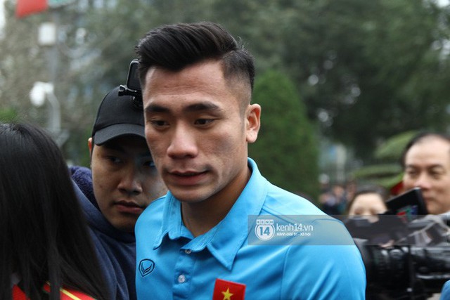 Cầu thủ  Bùi Tiến Dụng đi vòng quanh UBND tỉnh Thanh Hóa. Ảnh: Minh Nhân