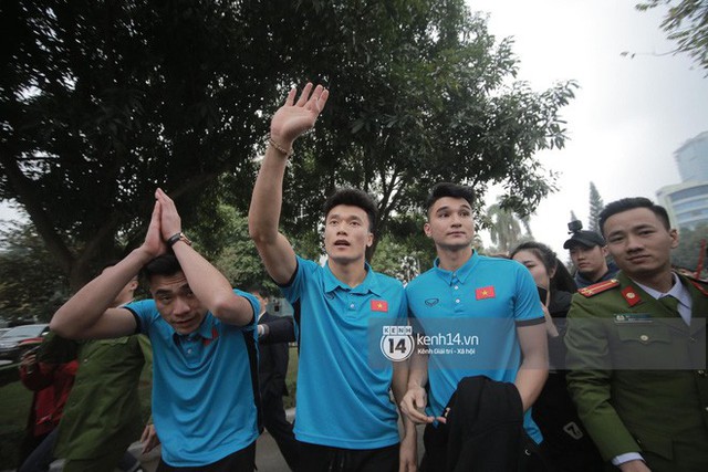 3 cầu thủ vẫy tay ch&agrave;o người h&acirc;m mộ - Ảnh: Mai L&acirc;n