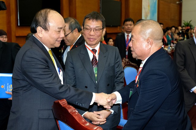 
Thủ tướng Nguyễn Xuân Phúc thăm hỏi bà con Việt kiều tại buổi gặp mặt.         Ảnh: CP
