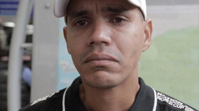 Anh Luis Alfredo Rivas, 32 tuổi ước mơ c&oacute; một cuộc đời ở Colombia v&agrave; gia đ&igrave;nh anh được đo&agrave;n tụ tại đ&acirc;y. (Ảnh: Jose A. Iglesias)