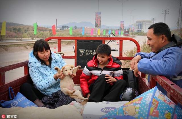 C&uacute;n cưng cũng được về qu&ecirc; đ&oacute;n Tết c&ugrave;ng gia đ&igrave;nh người lao động n&agrave;y.



Một cặp vợ chồng chở xe &ocirc;t&ocirc; đồ chơi để tặng cho những đứa con ở qu&ecirc;.





H&agrave;nh l&yacute; được bọc nil&ocirc;ng cẩn thận.





Người đ&agrave;n &ocirc;ng n&agrave;y c&ograve;n chở một chiếc xe đạp cồng kềnh ph&iacute;a sau xe.





Những tấm nhựa d&agrave;y bảo vệ đ&ocirc;i ch&acirc;n của t&agrave;i xế khỏi bị ướt v&agrave; lạnh trong suốt h&agrave;nh tr&igrave;nh d&agrave;i.





Một người lao động di cư mang theo cả những con ngỗng v&agrave; g&agrave; m&agrave; anh nu&ocirc;i tại Quảng Đ&ocirc;ng về nh&agrave;.

