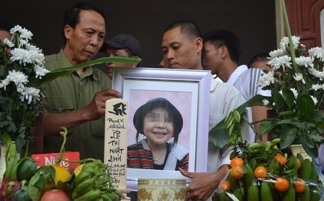 Ảnh tại lễ tang bé Nhật Linh tại Việt Nam.
